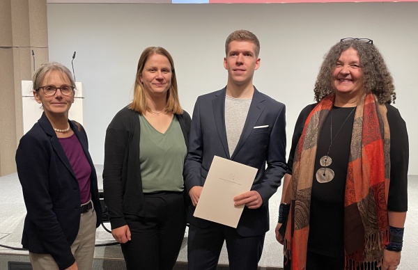 Dr Nils Christiansen at the award ceremony in Hamburg with the Scientific Director of Hereon Prof Regine Willumeit-Römer (from left), the Hereon scientist and doctoral thesis supervisor Dr Ute Daewel and Prof Corinna Schrum, Direcotor of the Institute of Coastal Systems - Analysis and Modeling. Photo: Hereon/Sabine Billerbeck